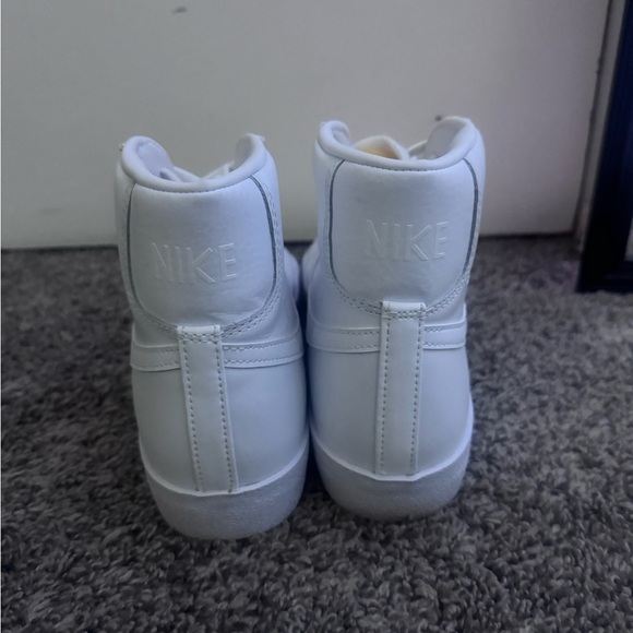 white nike blazers - Picture 4 of 5